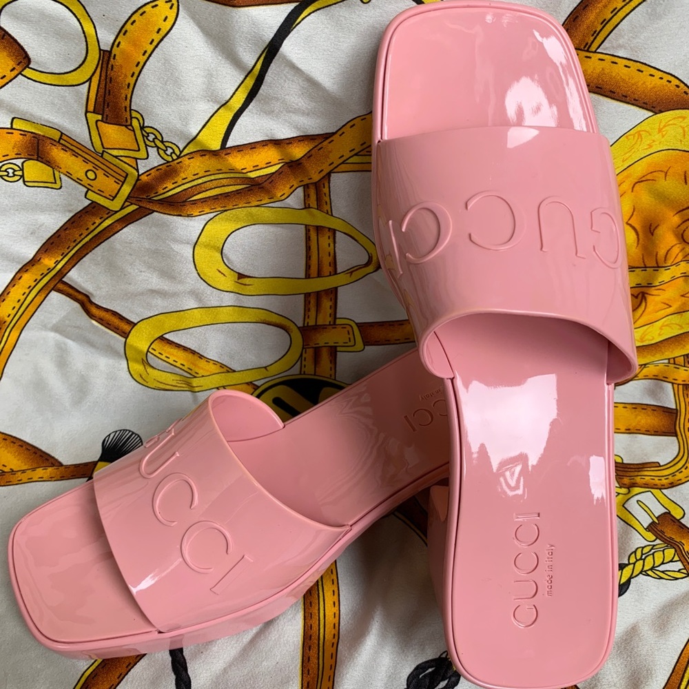 Gucci women’s rubber slide sandal